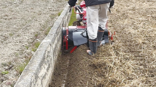 あぜ切 作業の様子