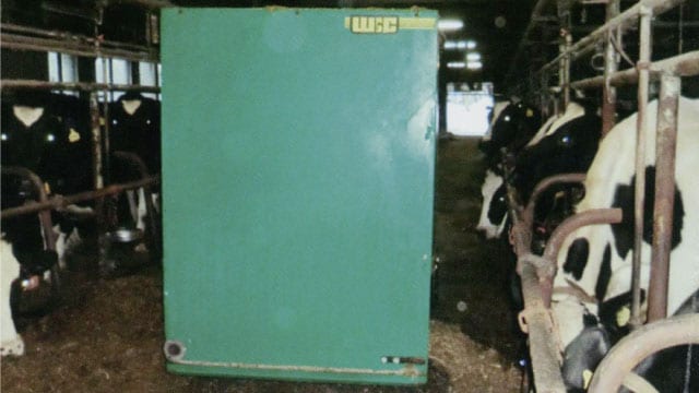 牛舎の中のサイレージフィーダー写真
