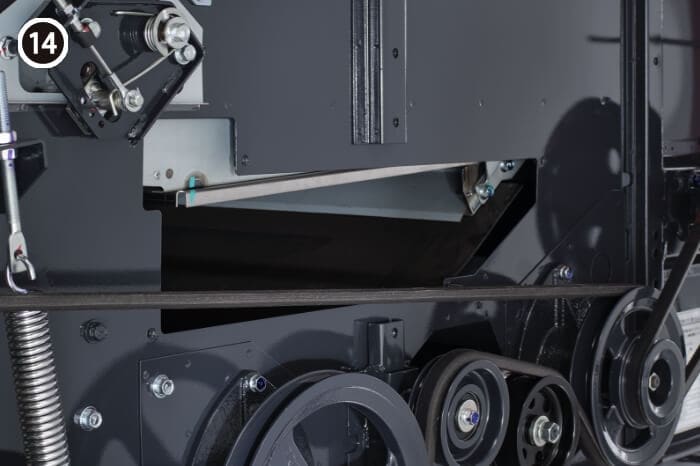 脱こく部左側面の掃除口