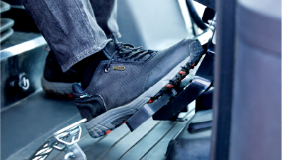 ペダルを踏む画像