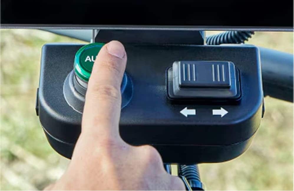 AUTOスイッチを押して直進アシストを開始