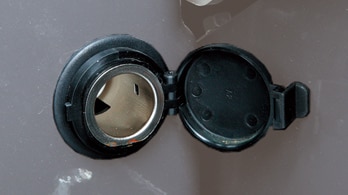 外部電源取り出し口を開いた写真