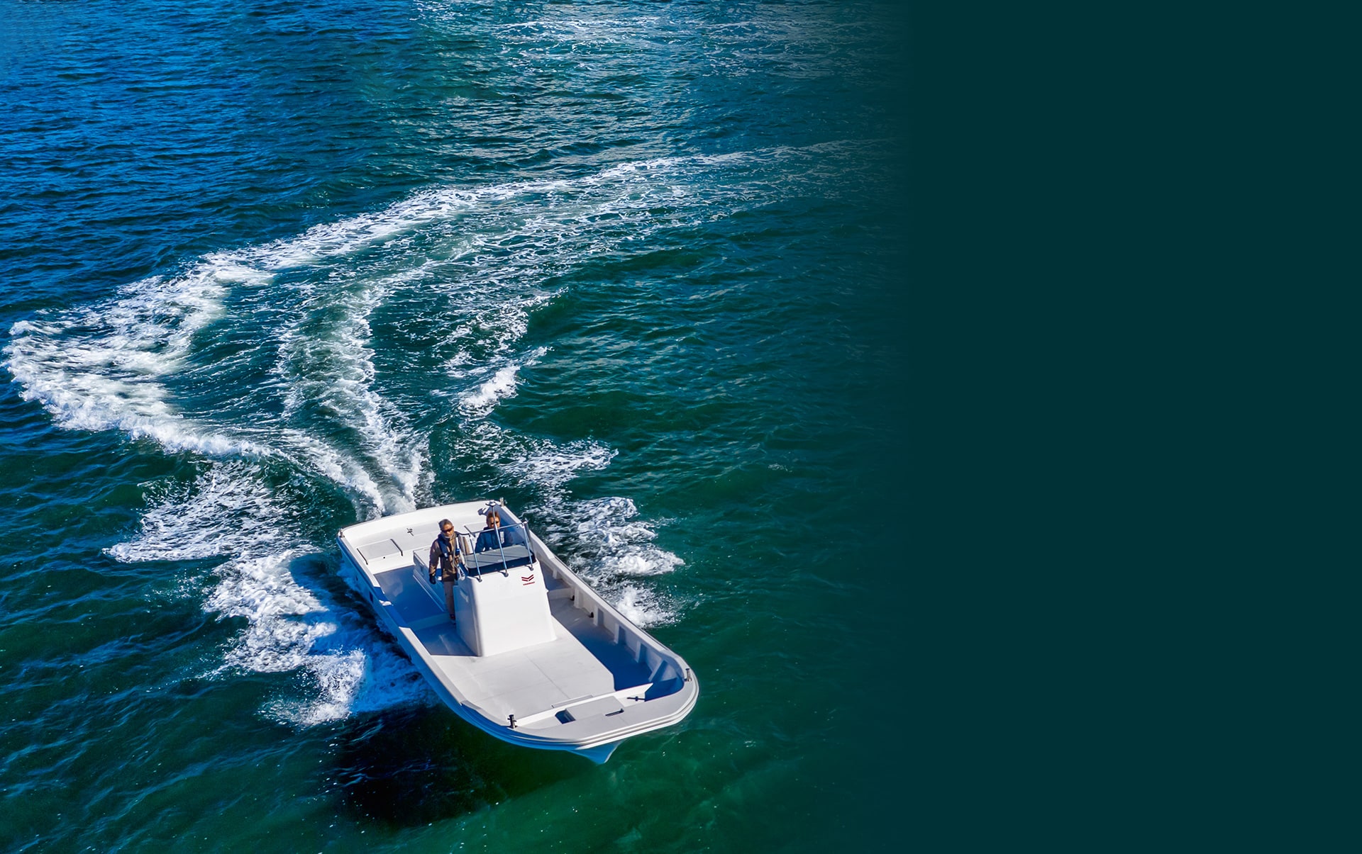 航海中のZD32G6を上空から撮った写真