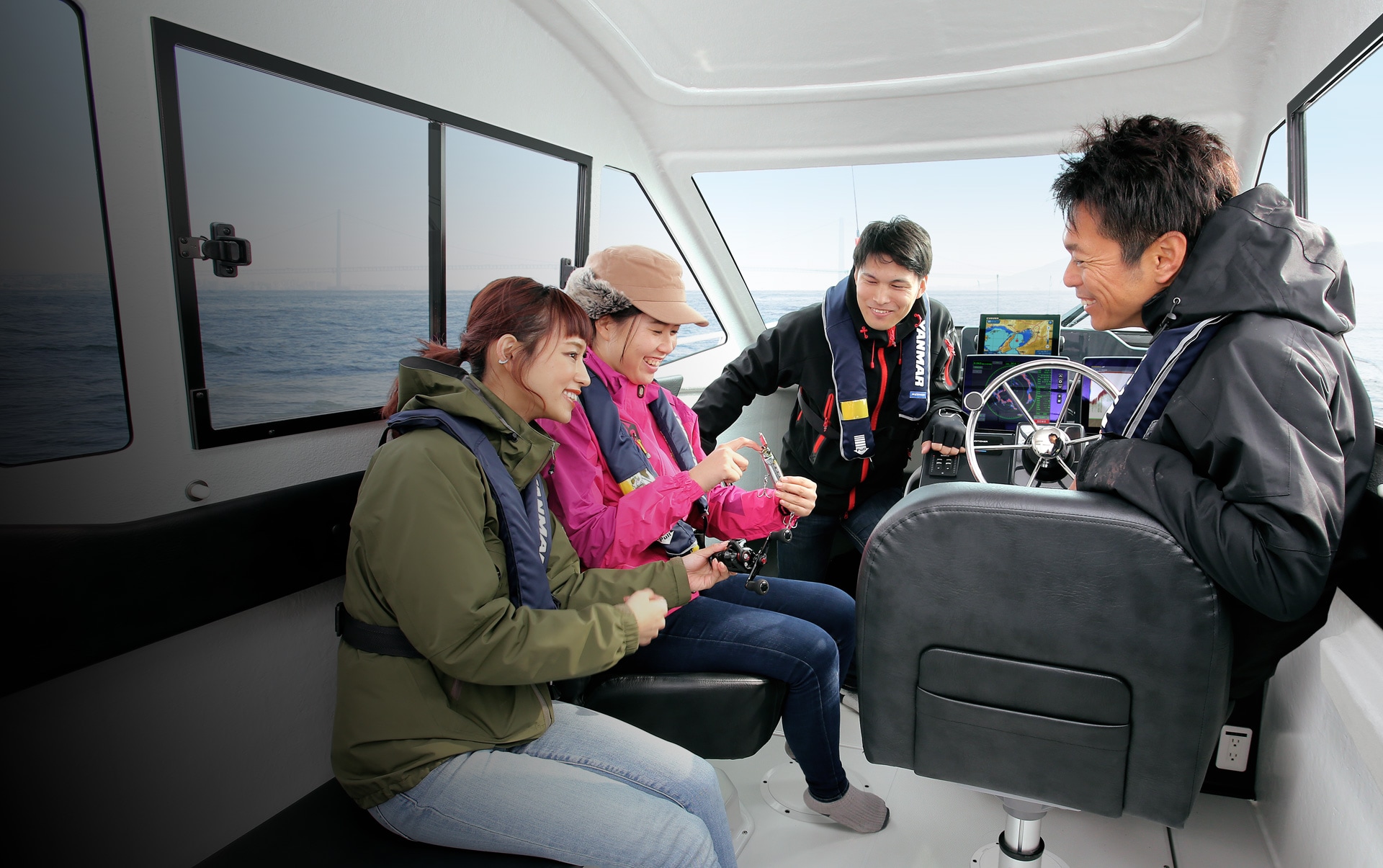 EX28C船内で会話をする男女4人の写真