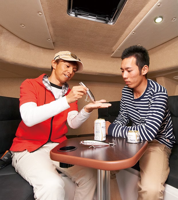 バウバースのクッションに腰掛ける男性2人の写真