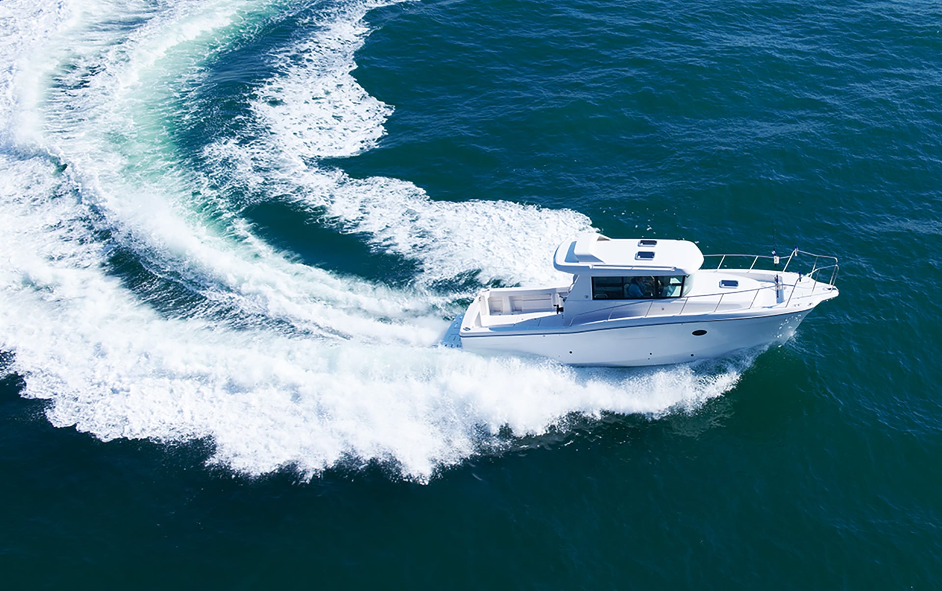 右の方向へ向かって航海するEX30Bを上空から撮った写真