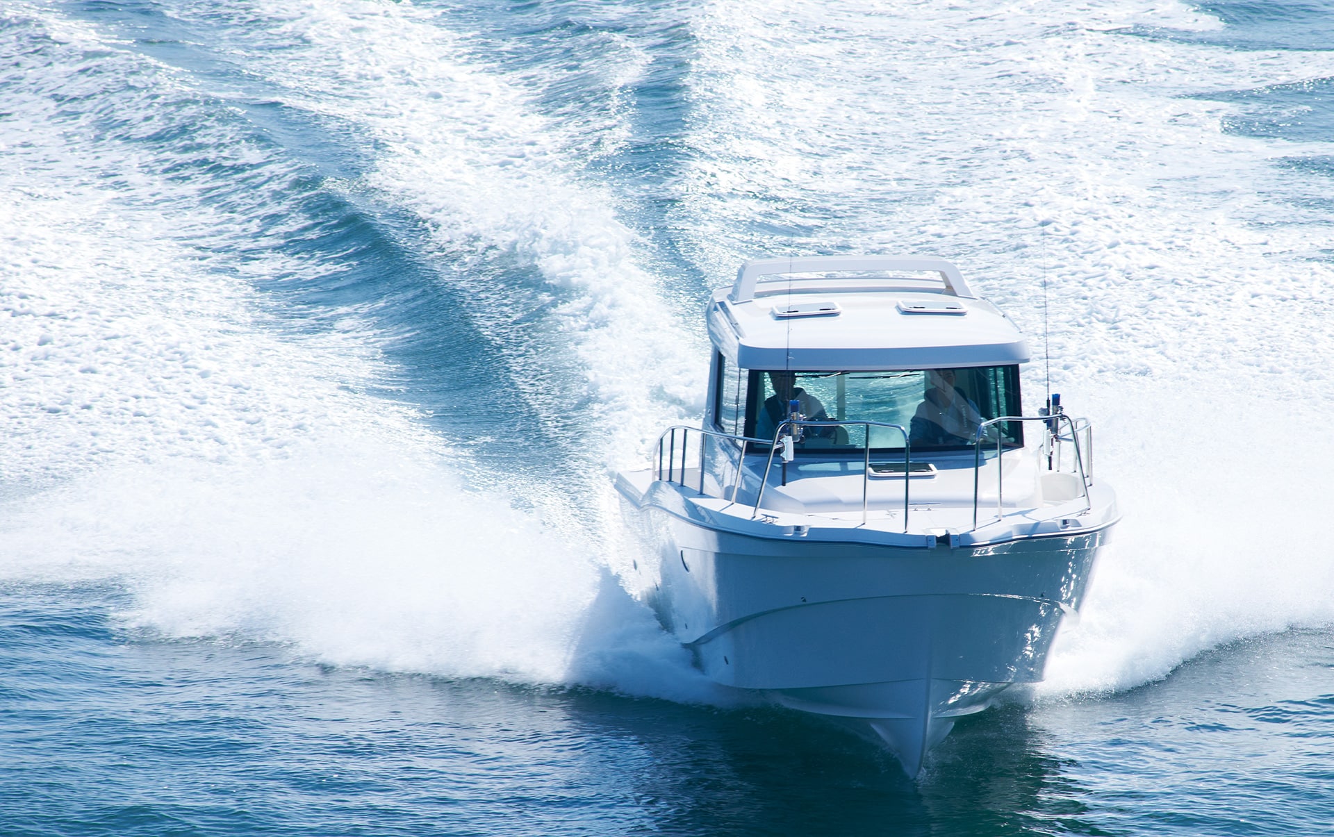 航海中のEX39Bを前方から撮った写真