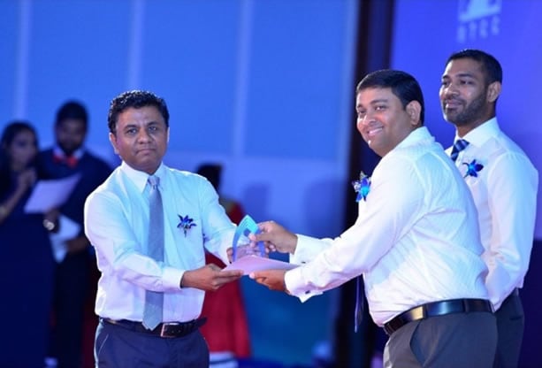 Dr.Syed presenting awards to chosen agents and local engineers(Ⅰ)