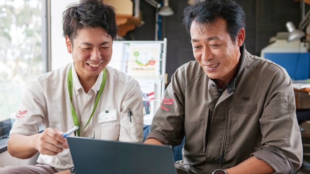 生育マップで生育状況を確認する松蔭氏(右)。