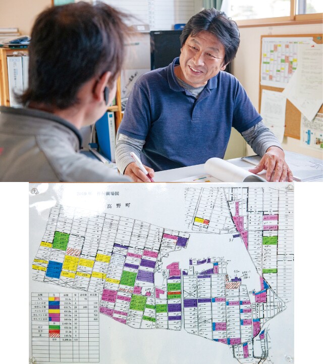 リモートセンシングのレポート結果を見ながら、各ほ場の特性を確認する中村氏(右)と中川氏(左)。これまで使っていた手書きの地図では、管理が難しかった。