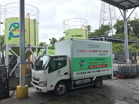沖縄県の廃食油を回収する回収トラック