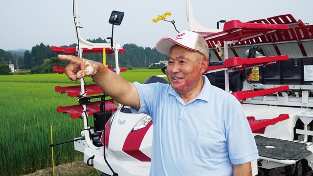 「生育も収量も慣行と変わらないですよ!」密苗のほ場を指しながら語ってくれた佐藤さん。