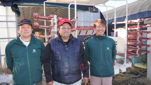 有限会社喜多村アグリ取締役の喜多村さん(中央)、久世さん(左)、ヤンマーアグリジャパン株式会社松阪支店の大木氏(右)。密に連絡を取っているため、時期中の部品交換もスムーズだという。
