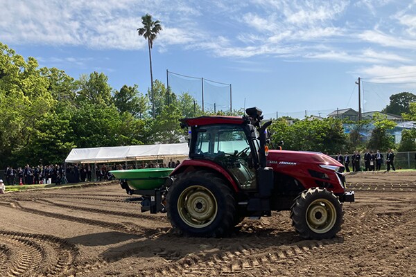 G7宮崎農業大臣会合の現地視察でロボットトラクターの自動走行を実演