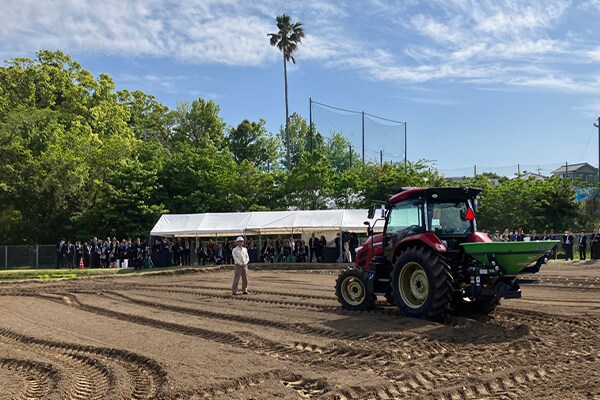 G7宮崎農業大臣会合の現地視察でロボットトラクターの自動走行を実演