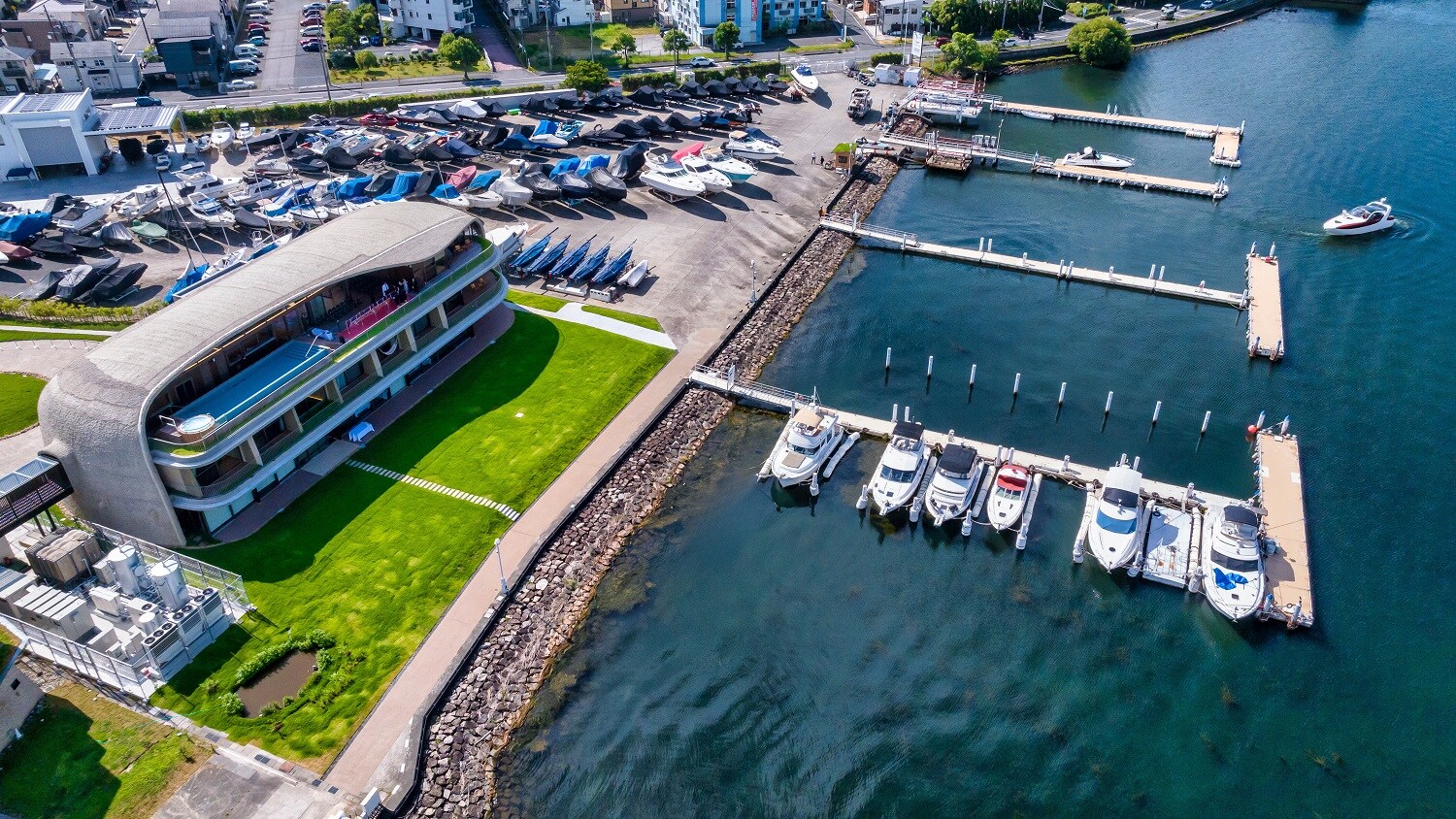 ヤンマーサンセットマリーナが湖のマリーナとしてアジアで初めてブルー