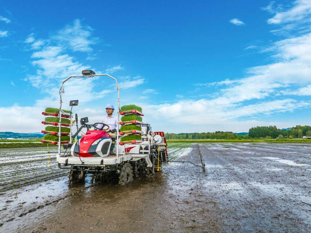 作業負担を減らし、効率と快適性を両立する乗用田植機「YR0シリーズ